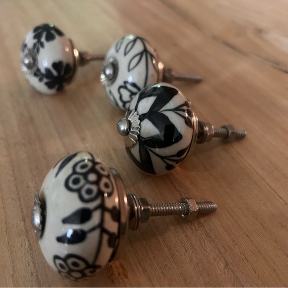 Set of ceramic Black and White Floral Drawer Knobs - Picture 2 of 3